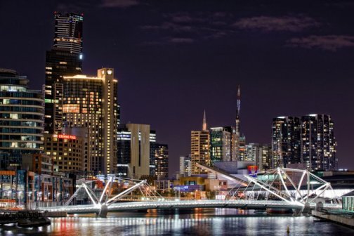 海外配置步伐加快，美国房房产热销