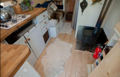 <b>英国一对夫妻因厌倦租房，自建移动公寓环游欧</b>