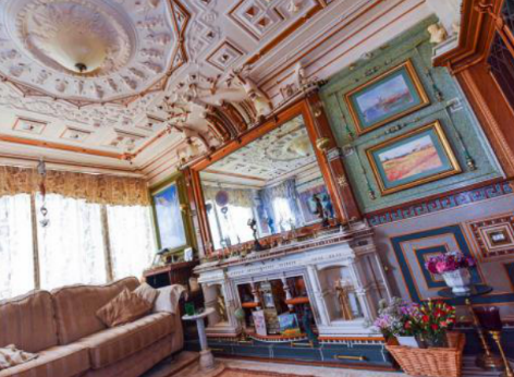 <b>一个人用30年时间将一栋英国公寓装扮成“凡尔赛</b>